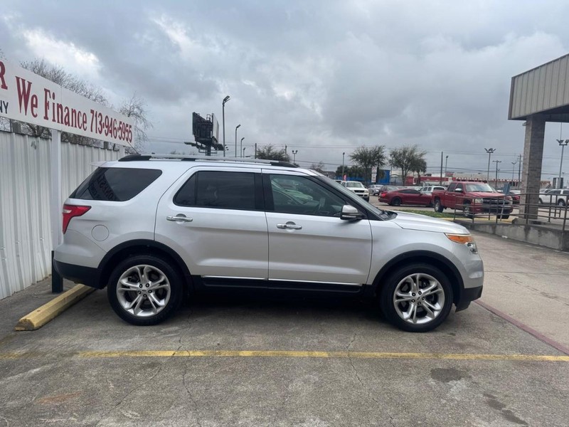 Ford Explorer Vehicle Full-screen Gallery Image 08