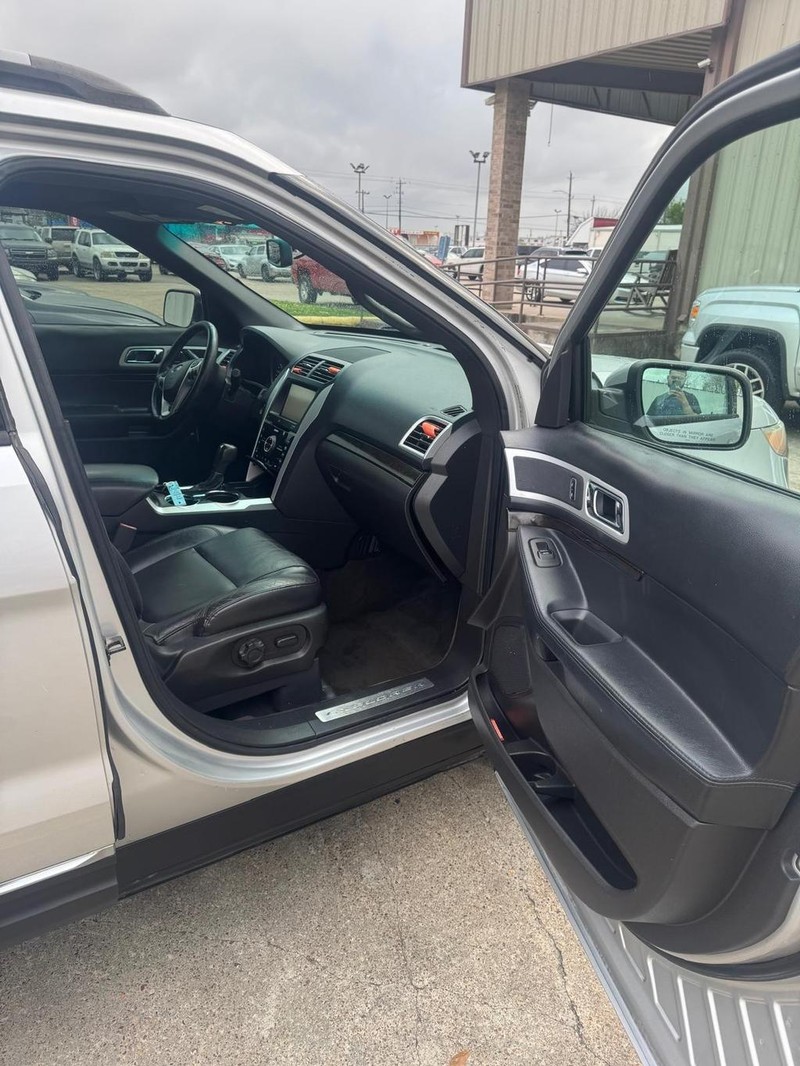 Ford Explorer Vehicle Full-screen Gallery Image 09