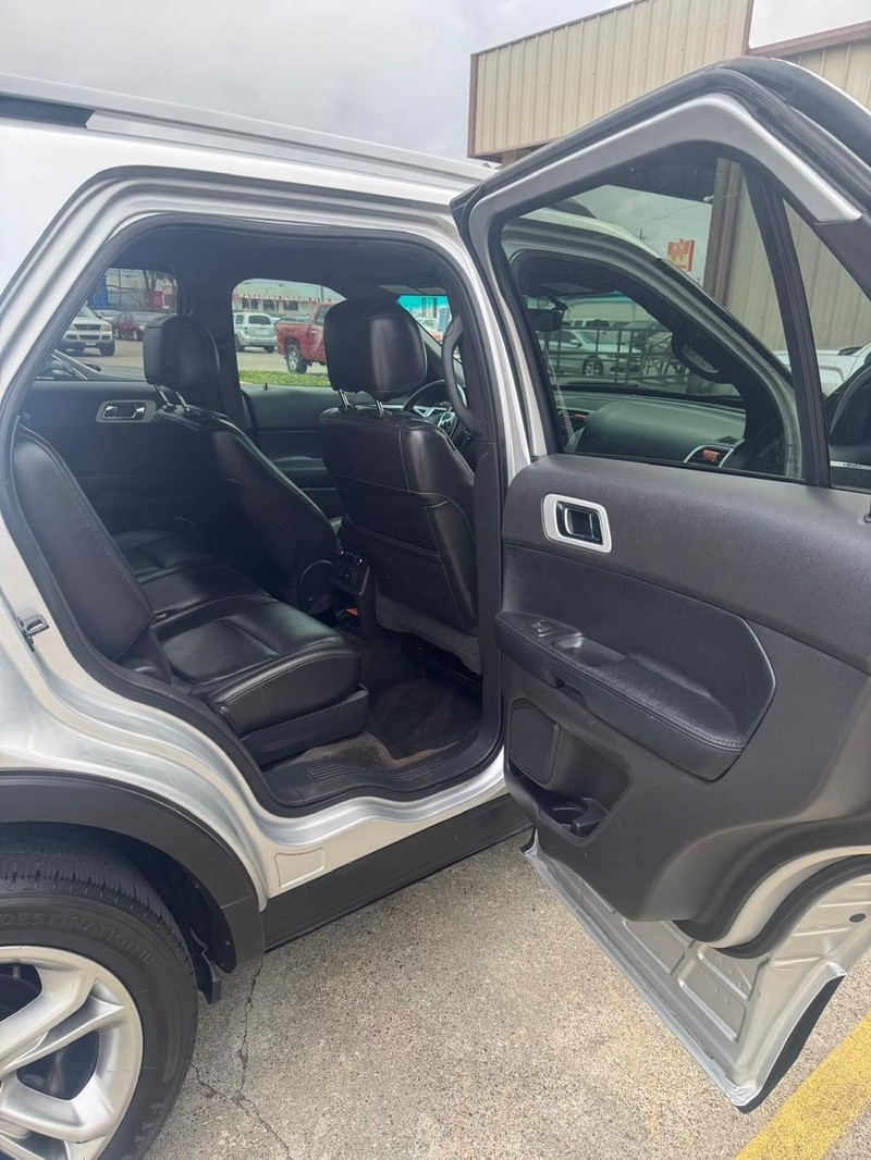 Ford Explorer Vehicle Full-screen Gallery Image 10