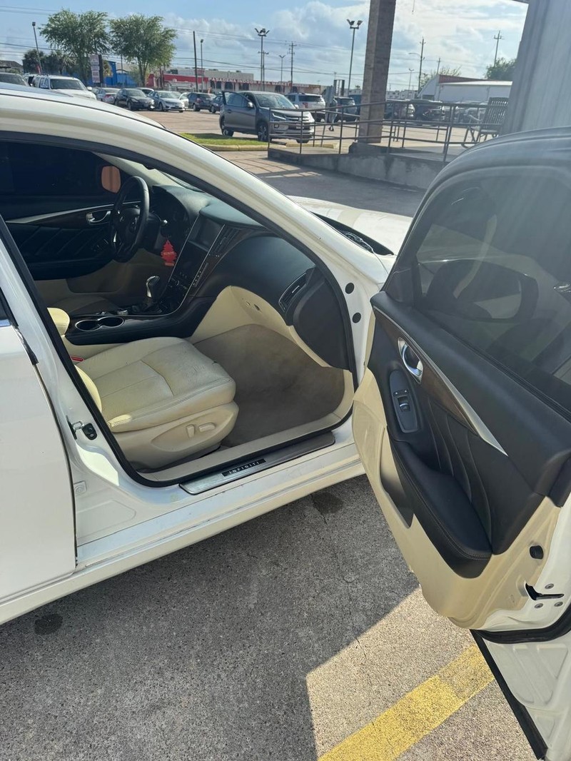 INFINITI Q50 Vehicle Full-screen Gallery Image 09