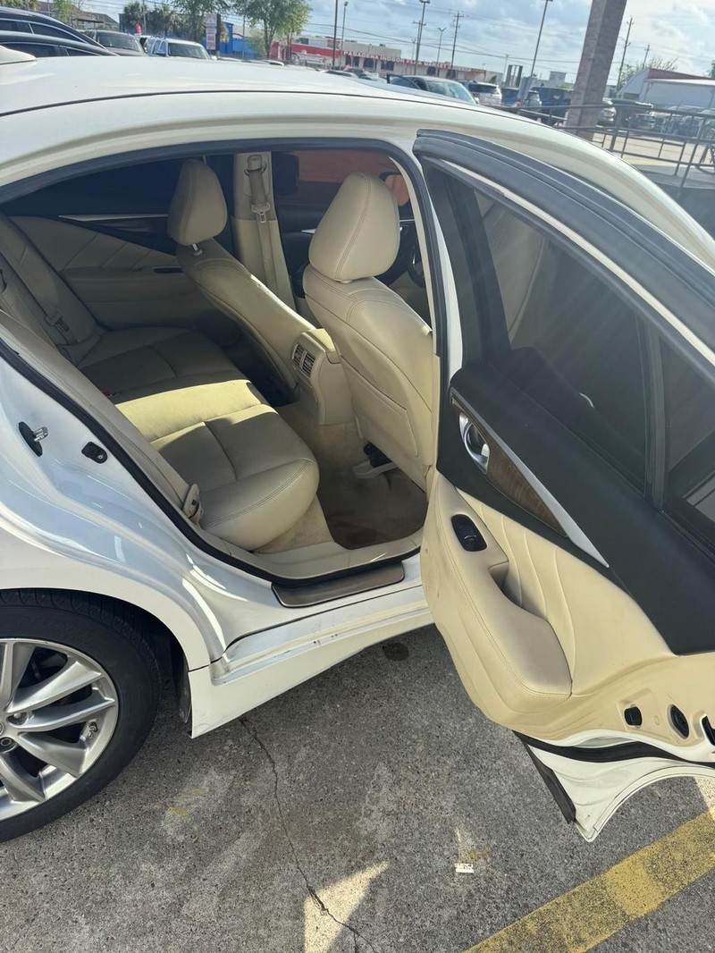 INFINITI Q50 Vehicle Full-screen Gallery Image 10