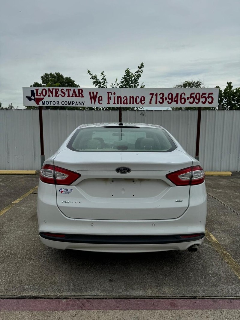 Ford Fusion Vehicle Full-screen Gallery Image 04