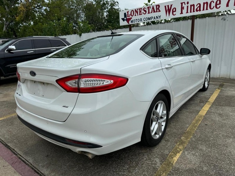 Ford Fusion Vehicle Full-screen Gallery Image 05