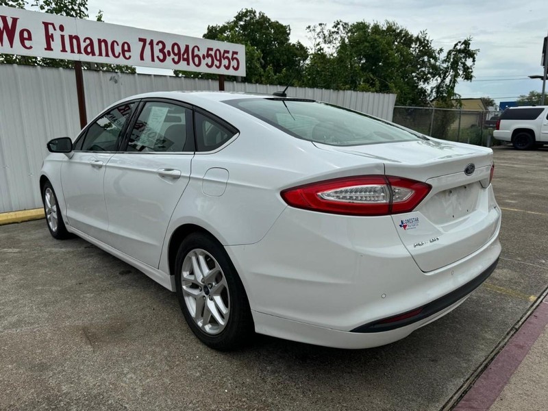 Ford Fusion Vehicle Full-screen Gallery Image 06