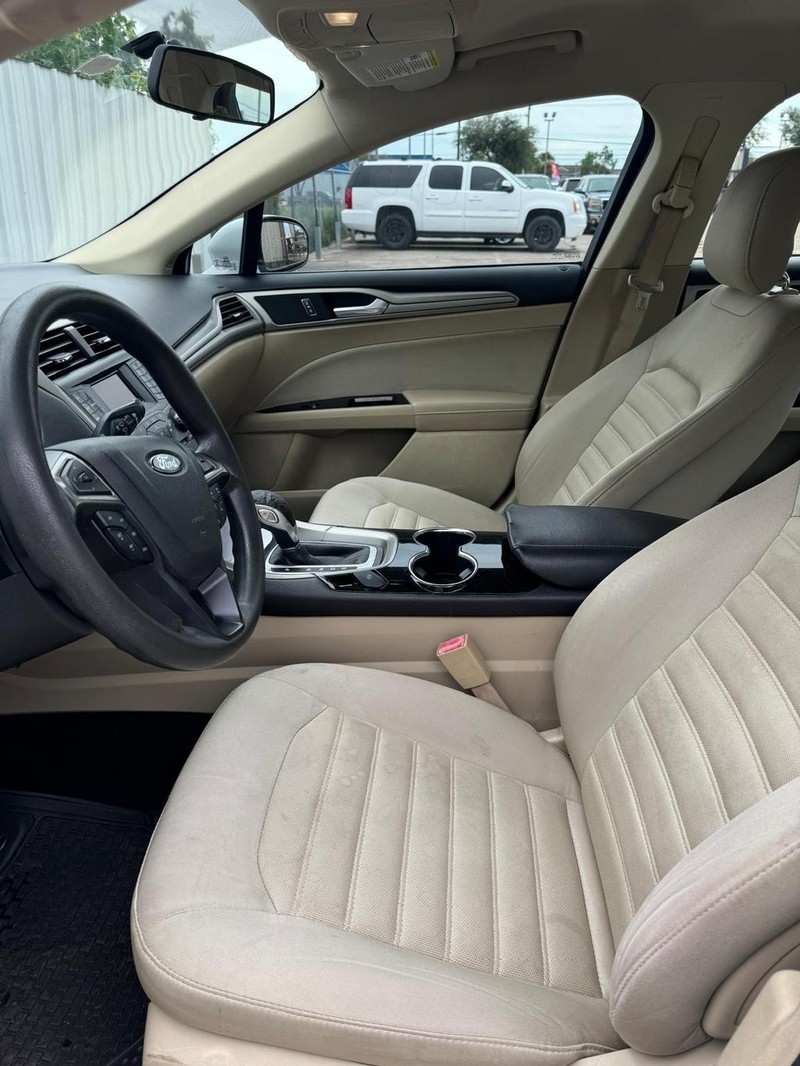 Ford Fusion Vehicle Full-screen Gallery Image 08