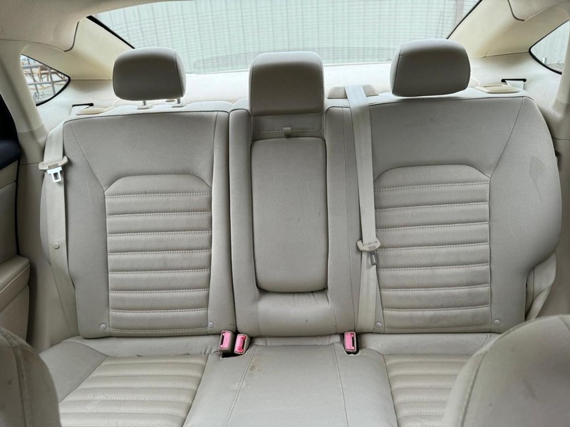 Ford Fusion Vehicle Full-screen Gallery Image 09