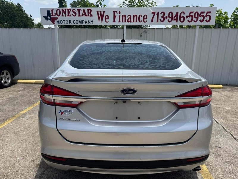 Ford Fusion Vehicle Full-screen Gallery Image 04