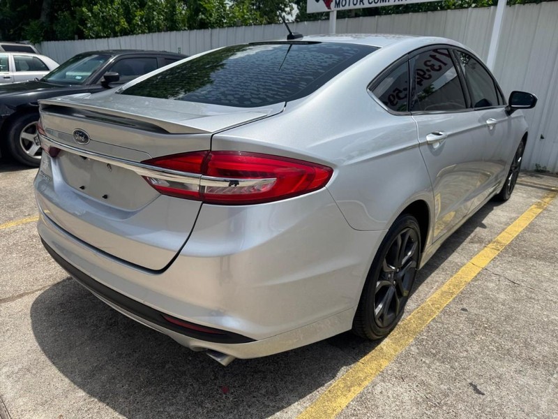 Ford Fusion Vehicle Full-screen Gallery Image 05