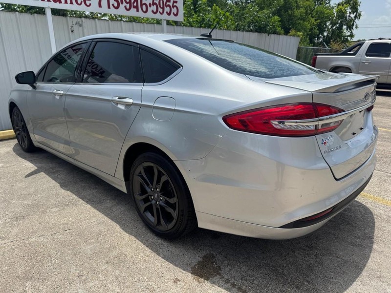 Ford Fusion Vehicle Full-screen Gallery Image 06