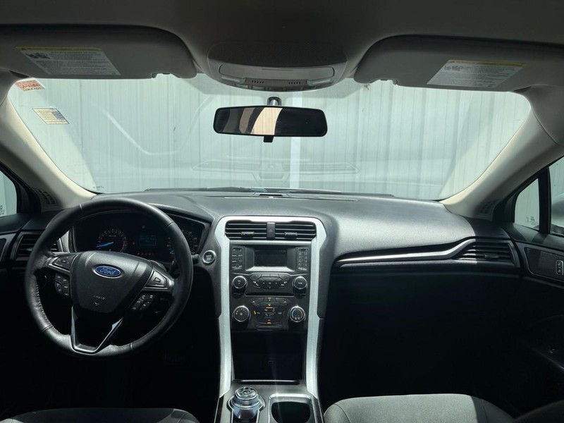 Ford Fusion Vehicle Full-screen Gallery Image 08