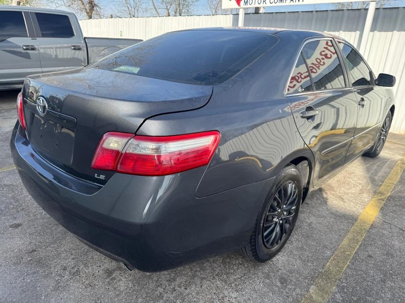 Toyota Camry Vehicle Full-screen Gallery Image 05