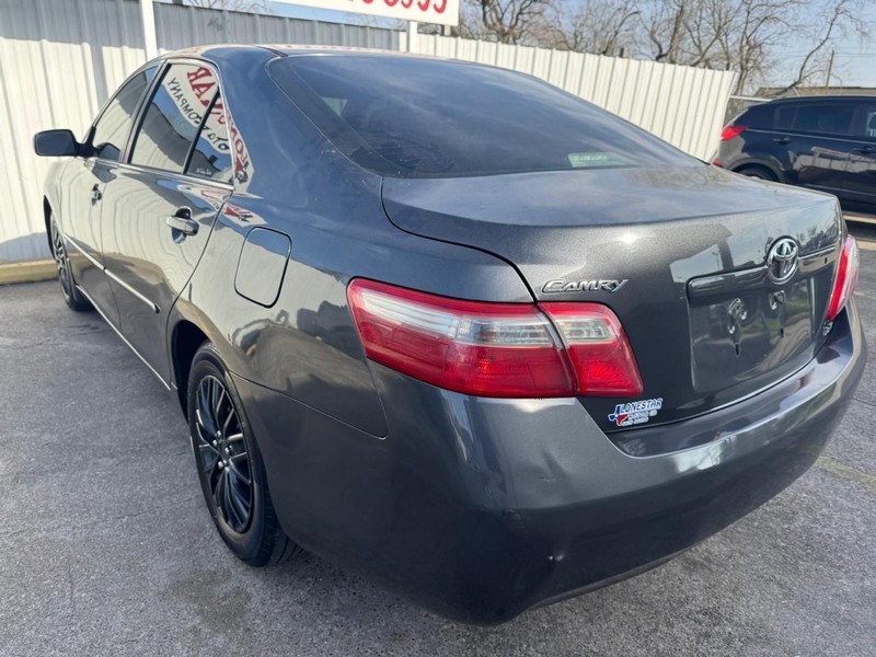 Toyota Camry Vehicle Full-screen Gallery Image 06