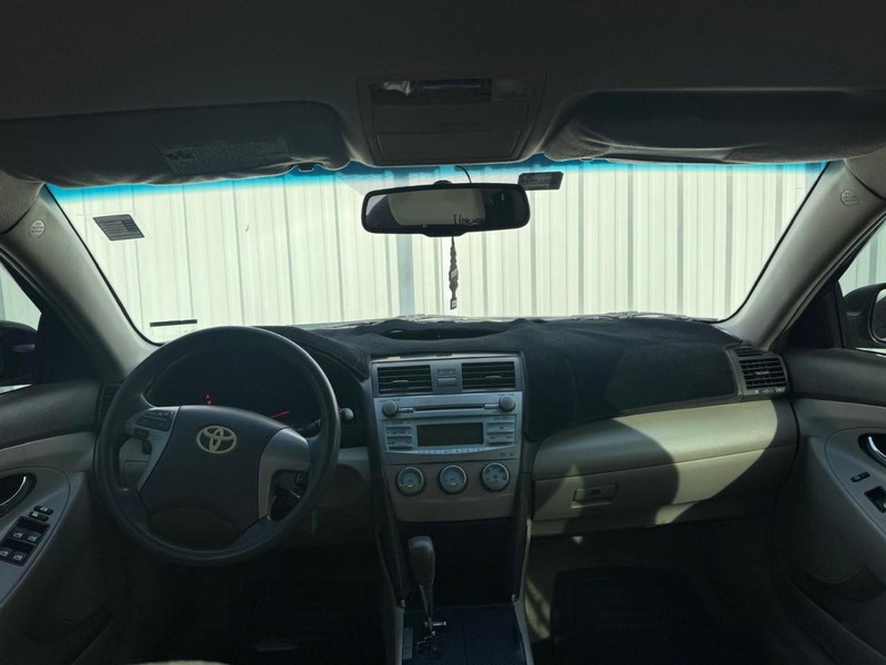 Toyota Camry Vehicle Full-screen Gallery Image 08