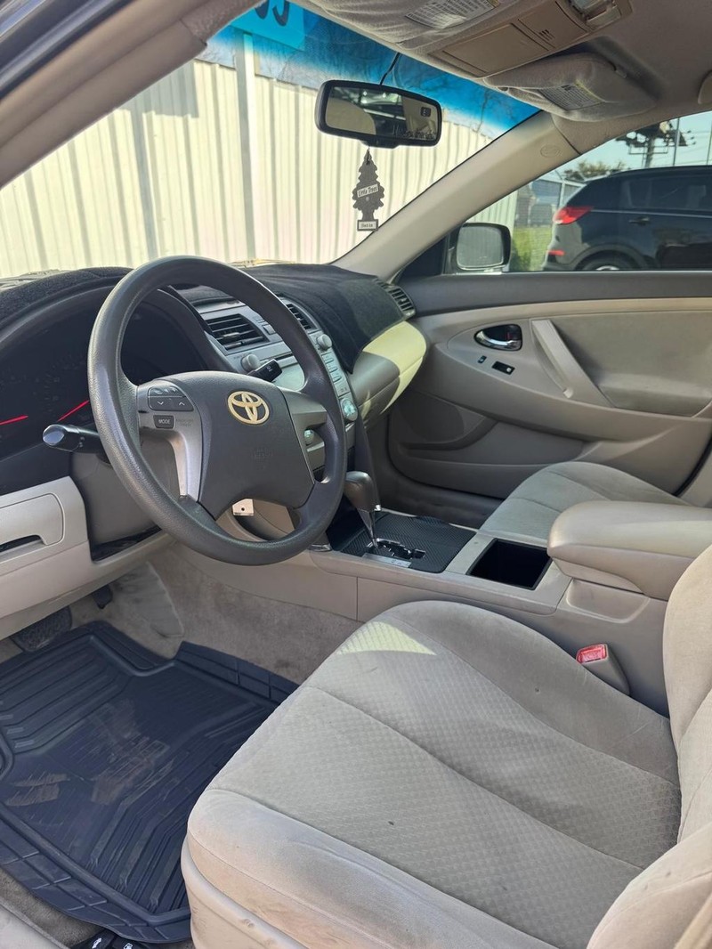 Toyota Camry Vehicle Full-screen Gallery Image 09