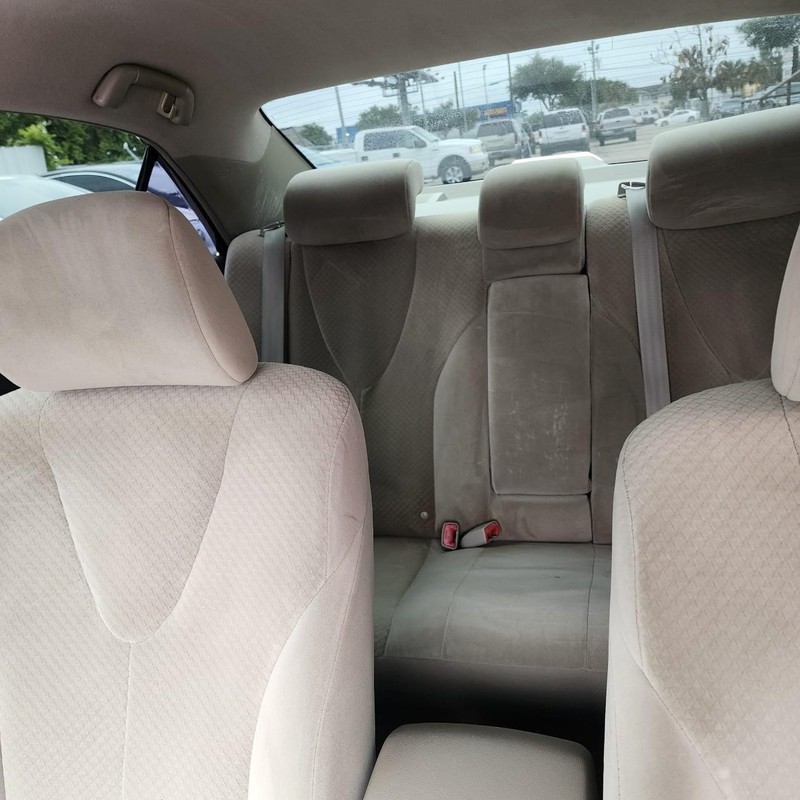 Toyota Camry Vehicle Full-screen Gallery Image 10