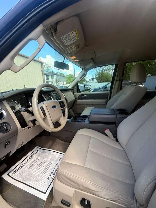Ford Expedition EL Vehicle Full-screen Gallery Image 09