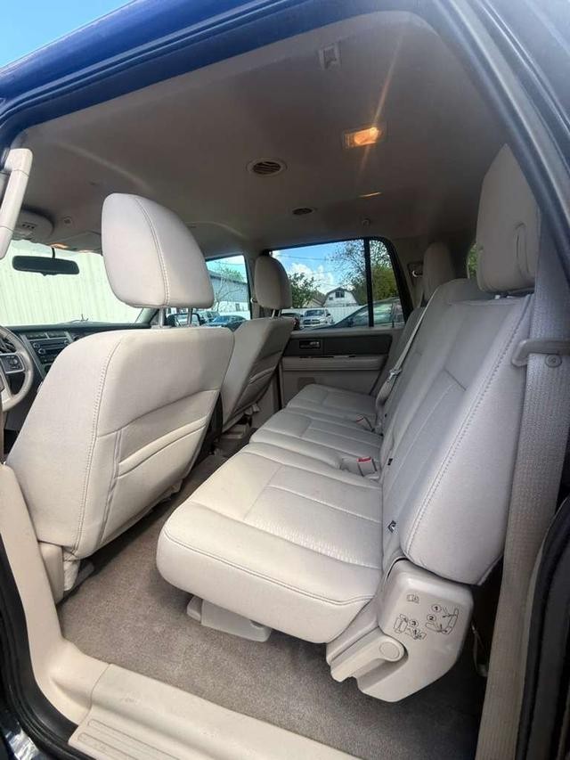 Ford Expedition EL Vehicle Full-screen Gallery Image 10