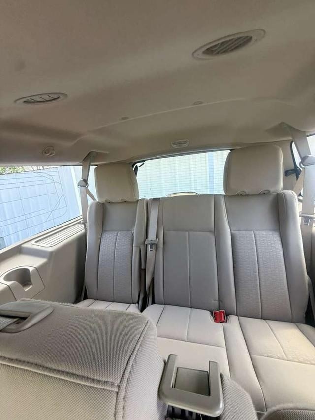 Ford Expedition EL Vehicle Full-screen Gallery Image 11