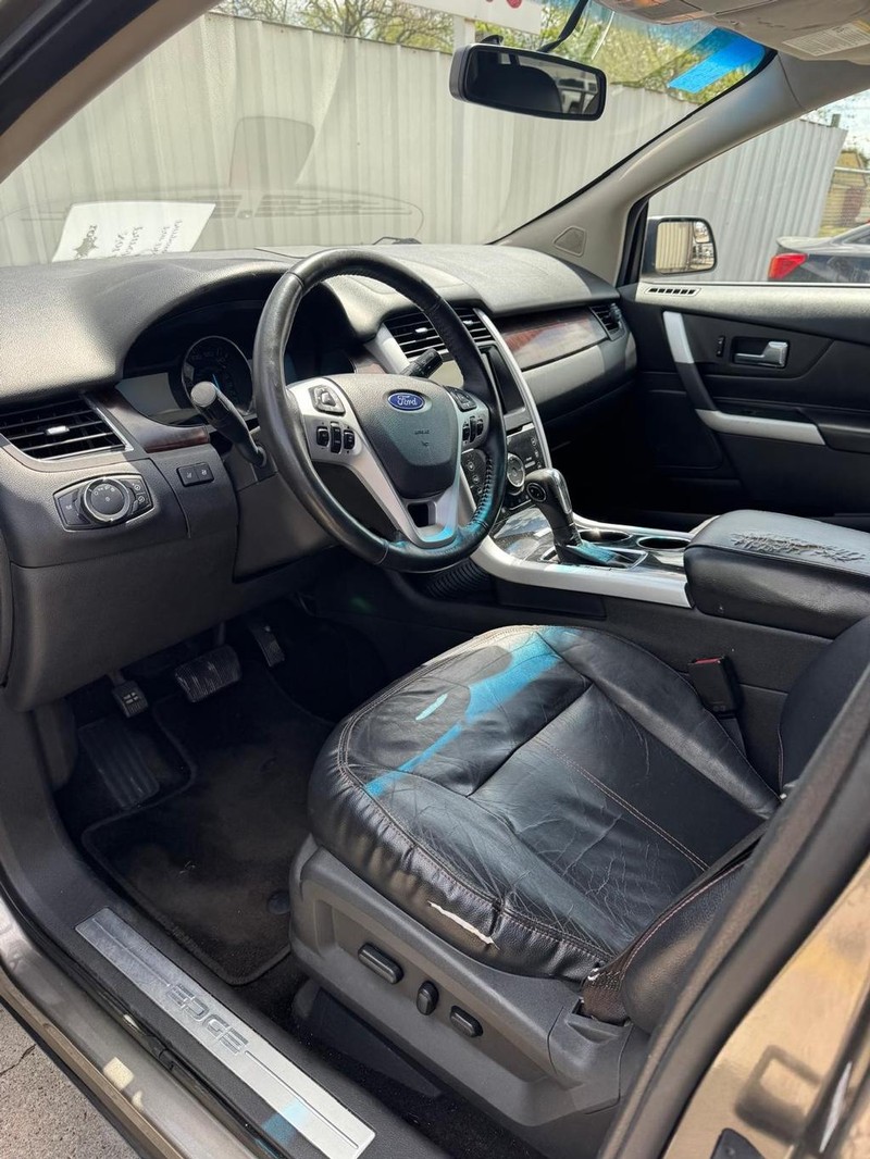 Ford Edge Vehicle Full-screen Gallery Image 09