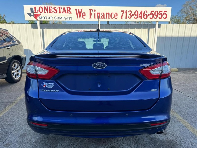 Ford Fusion Vehicle Full-screen Gallery Image 04