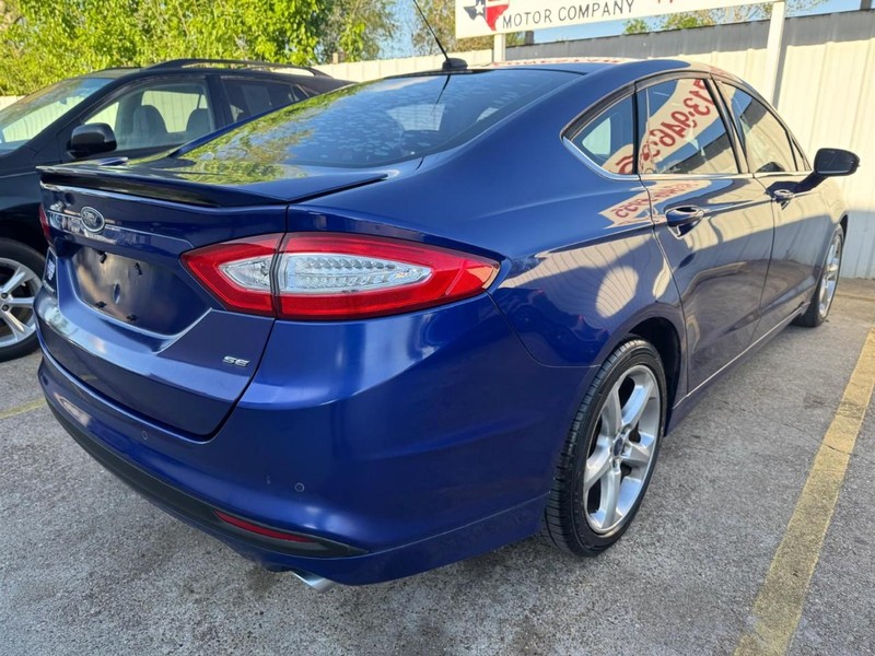 Ford Fusion Vehicle Full-screen Gallery Image 05