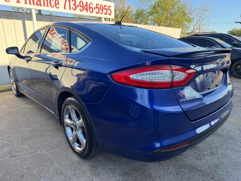 Ford Fusion Vehicle Full-screen Gallery Image 06