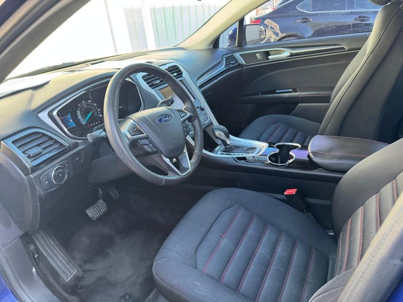 Ford Fusion Vehicle Full-screen Gallery Image 09