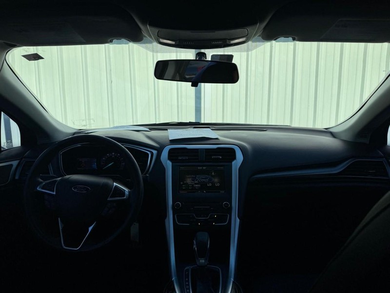 Ford Fusion Vehicle Full-screen Gallery Image 10