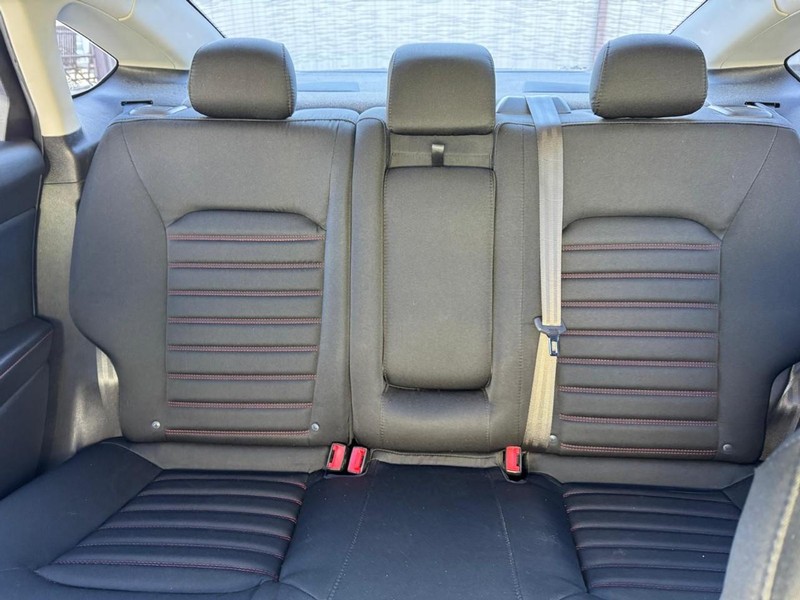 Ford Fusion Vehicle Full-screen Gallery Image 11