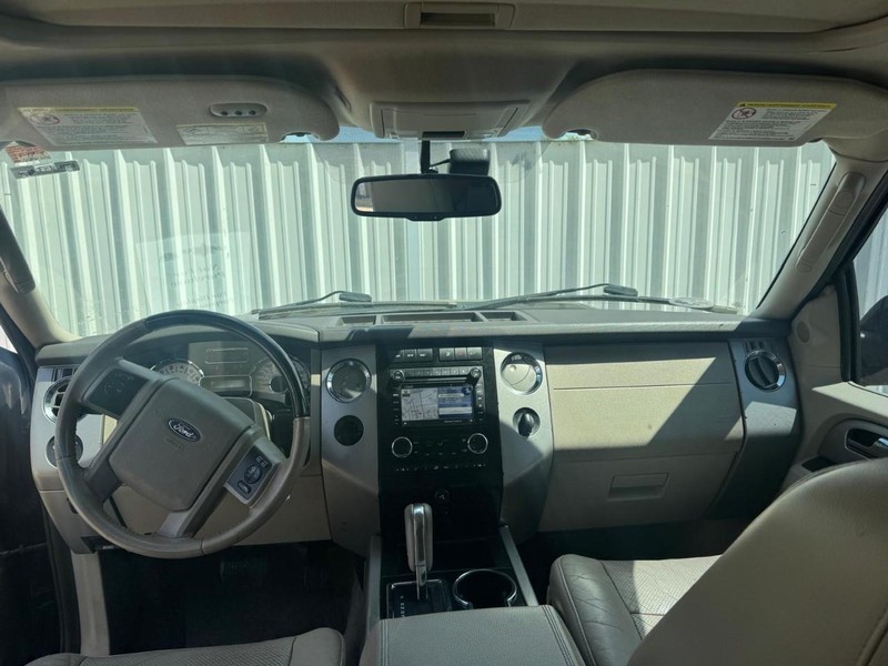 Ford Expedition EL Vehicle Full-screen Gallery Image 09