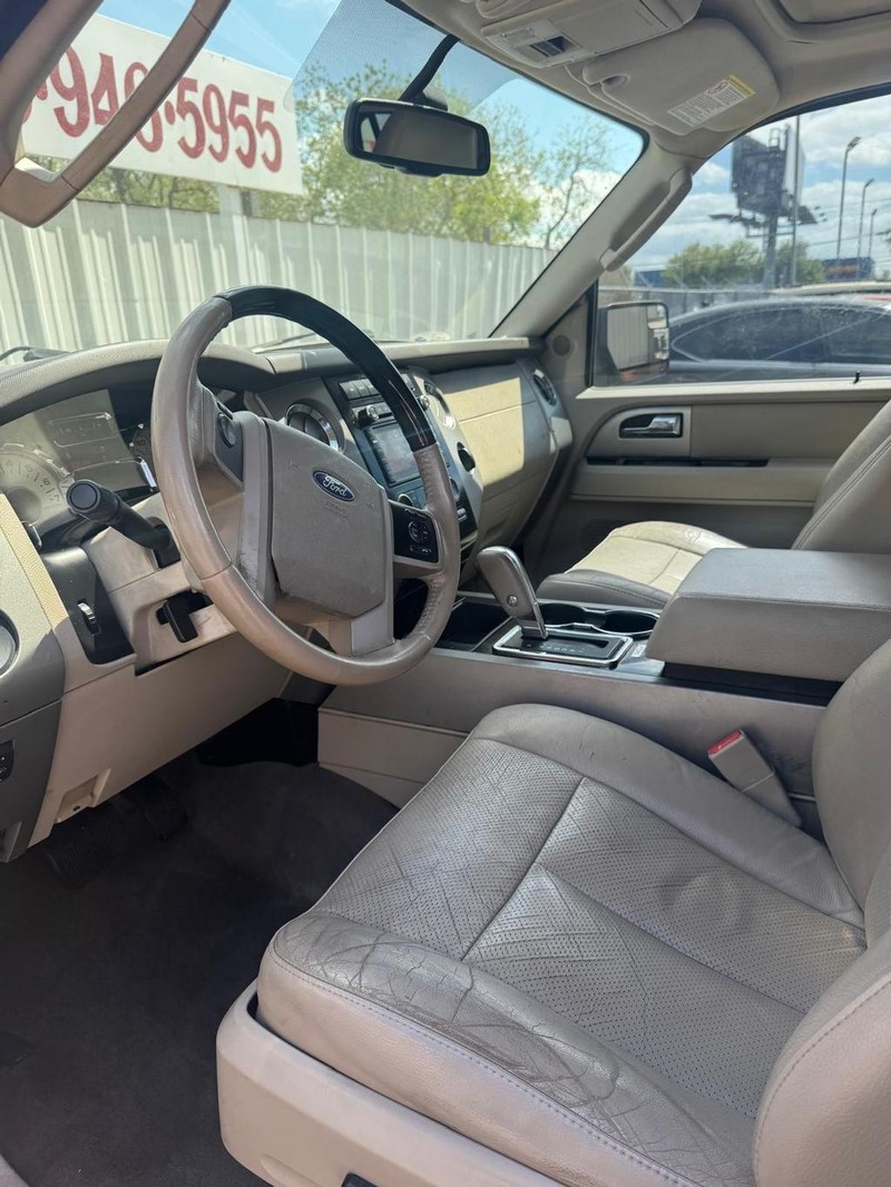 Ford Expedition EL Vehicle Full-screen Gallery Image 10