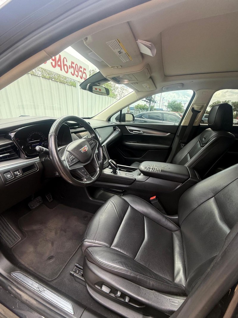 Cadillac XT5 Vehicle Full-screen Gallery Image 09