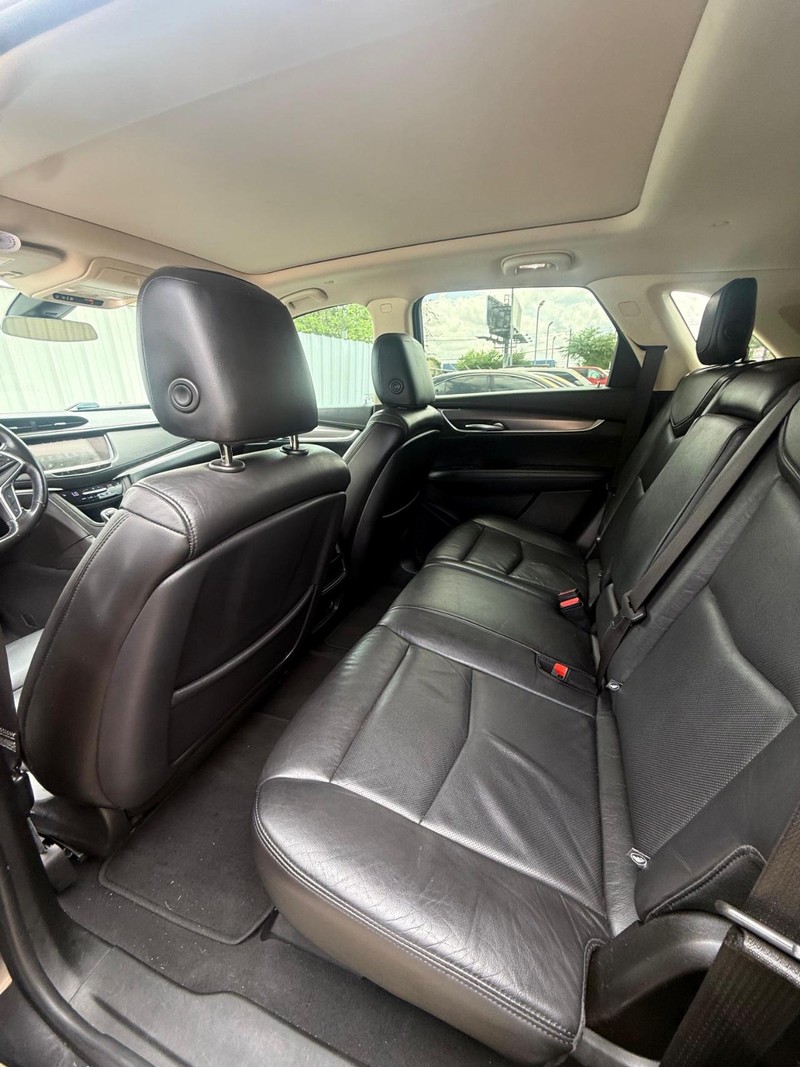 Cadillac XT5 Vehicle Full-screen Gallery Image 10