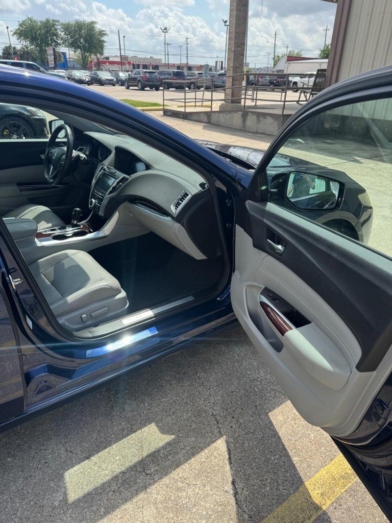 Acura TLX Vehicle Full-screen Gallery Image 09
