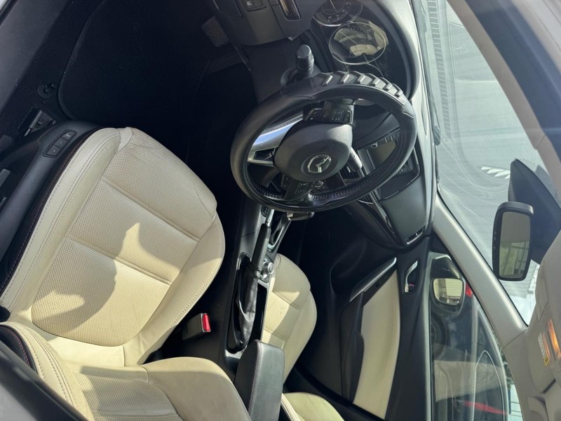 Mazda MAZDA6 Vehicle Full-screen Gallery Image 09