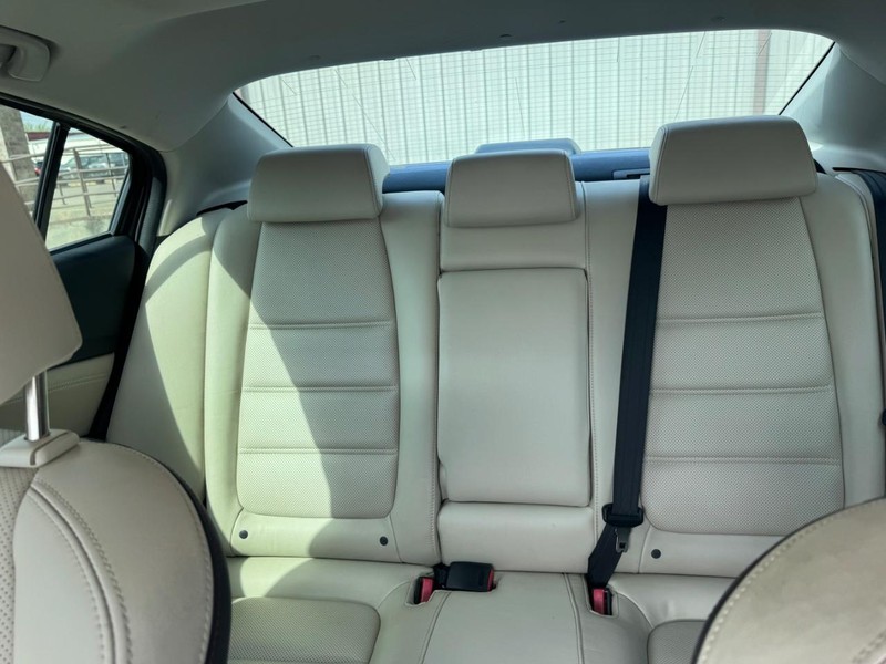 Mazda MAZDA6 Vehicle Full-screen Gallery Image 10