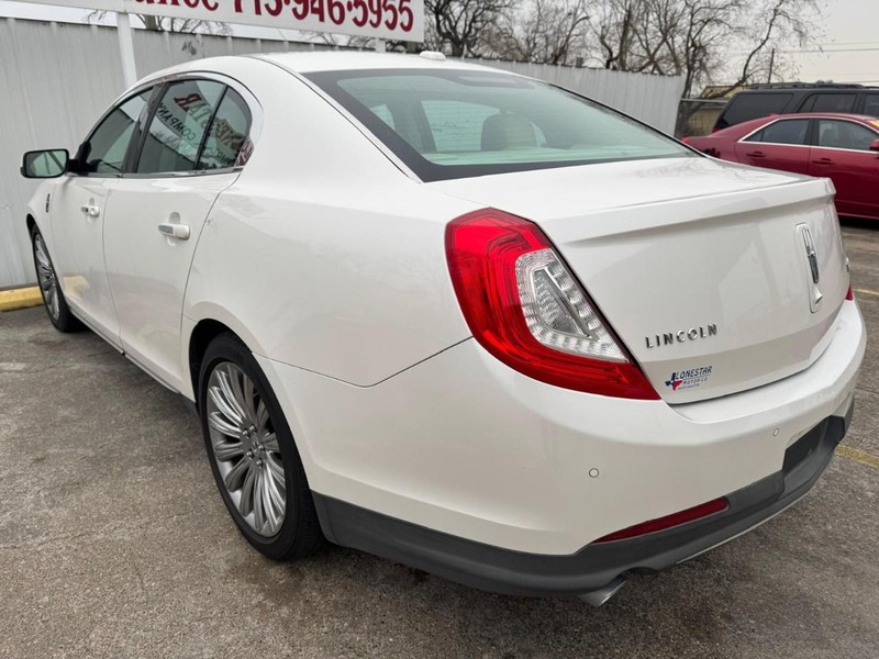 Lincoln MKS Vehicle Full-screen Gallery Image 06