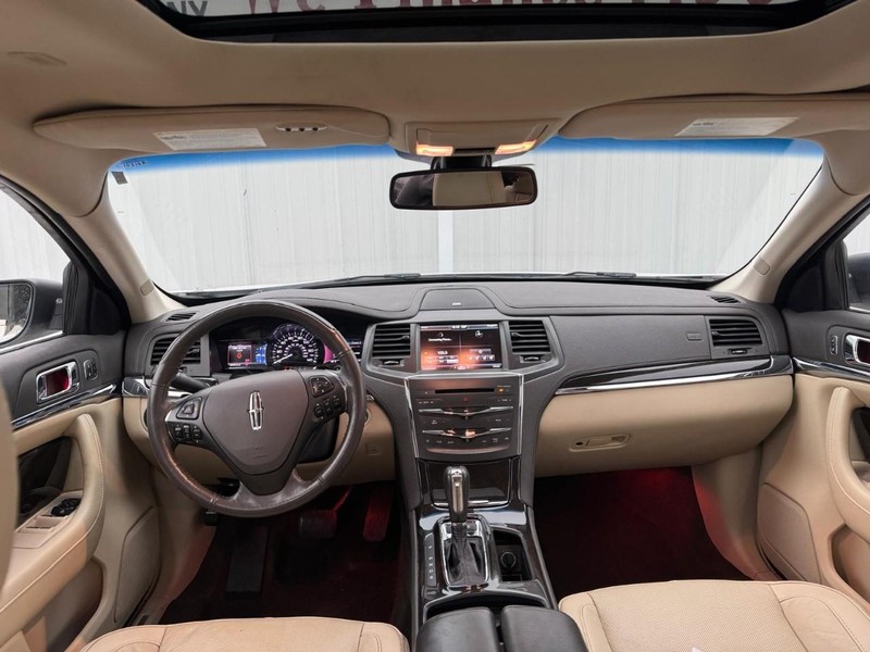 Lincoln MKS Vehicle Full-screen Gallery Image 09