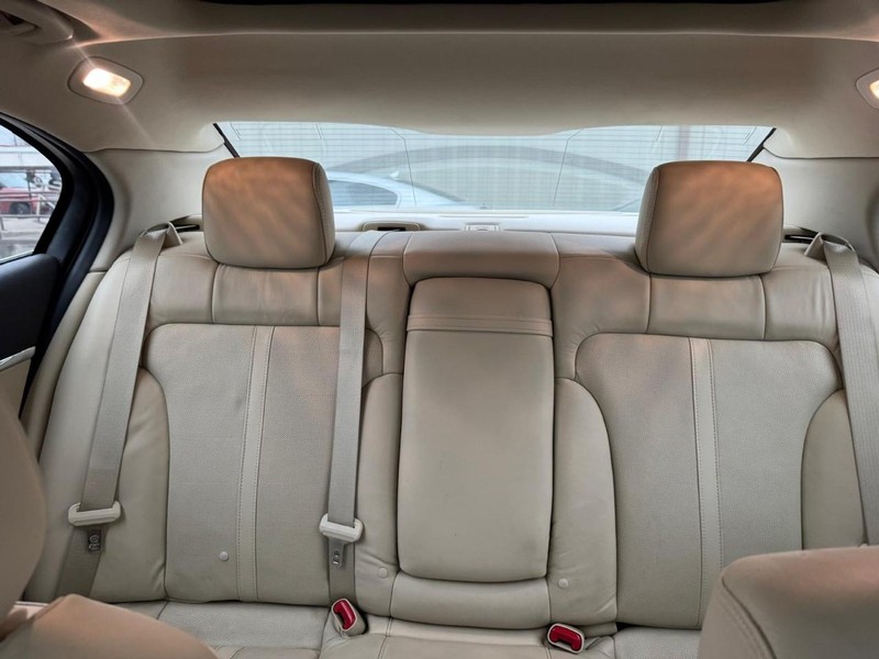 Lincoln MKS Vehicle Full-screen Gallery Image 10