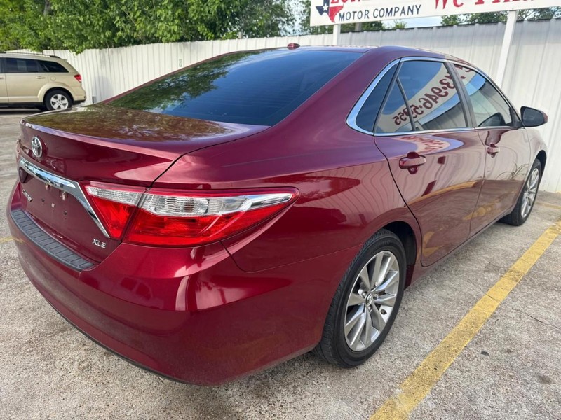 Toyota Camry Vehicle Full-screen Gallery Image 06