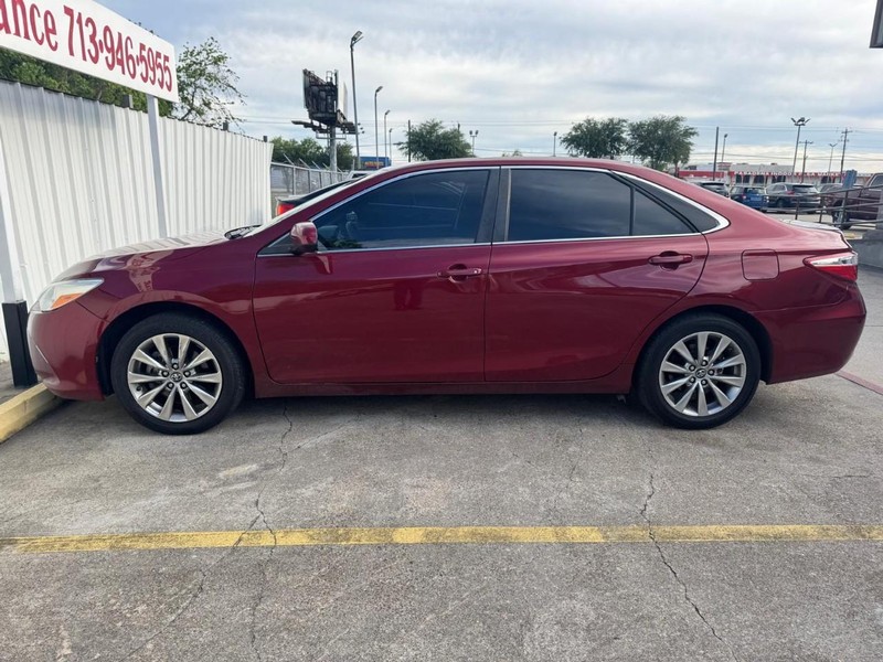 Toyota Camry Vehicle Full-screen Gallery Image 08