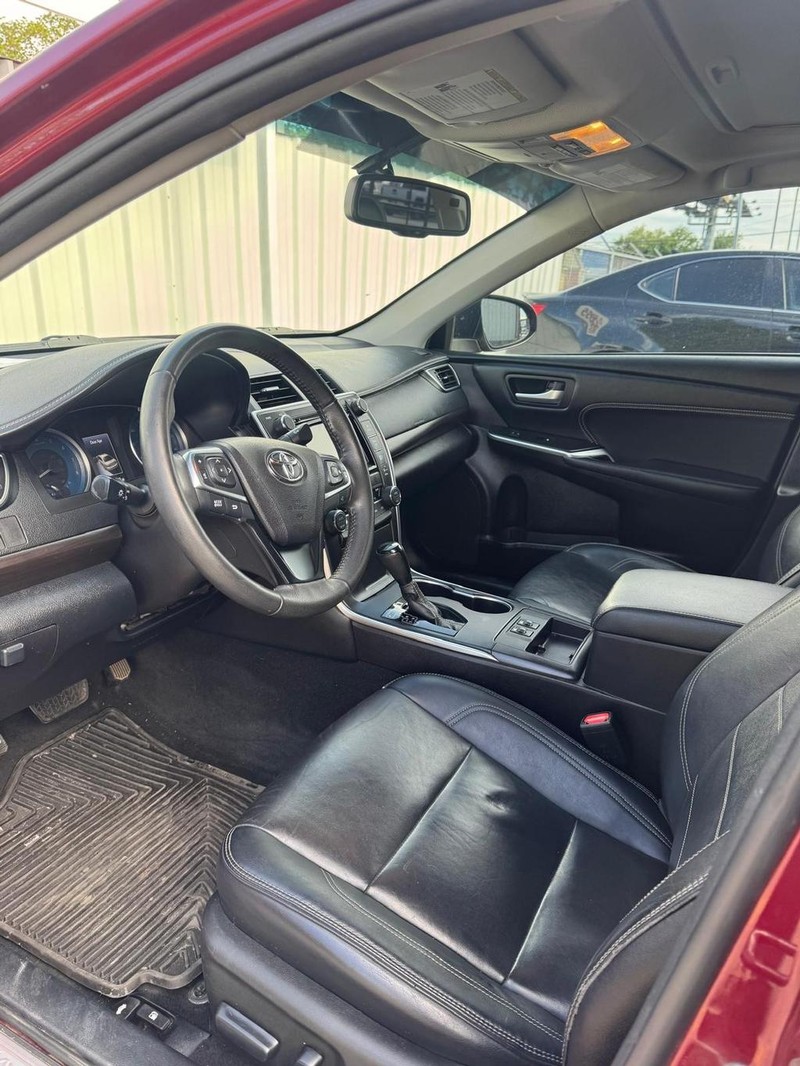 Toyota Camry Vehicle Full-screen Gallery Image 09