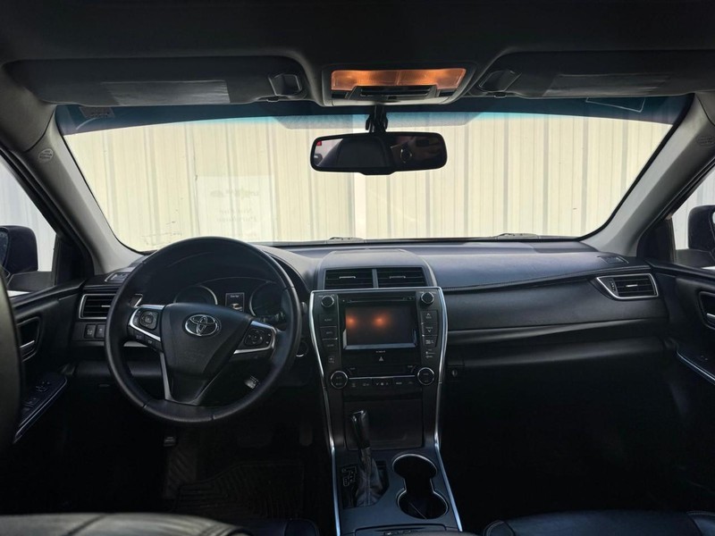 Toyota Camry Vehicle Full-screen Gallery Image 10