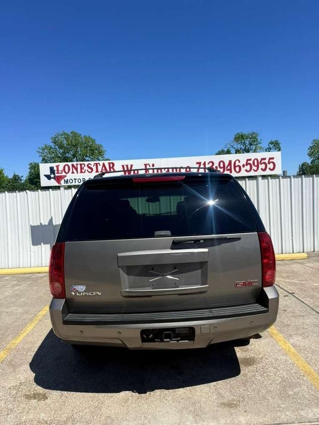 GMC Yukon Vehicle Full-screen Gallery Image 04