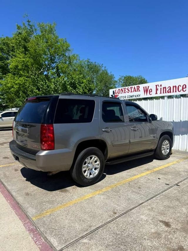 GMC Yukon Vehicle Full-screen Gallery Image 05