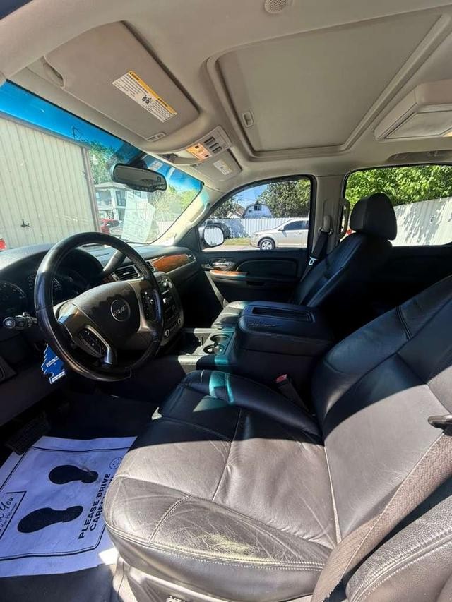 GMC Yukon Vehicle Full-screen Gallery Image 07