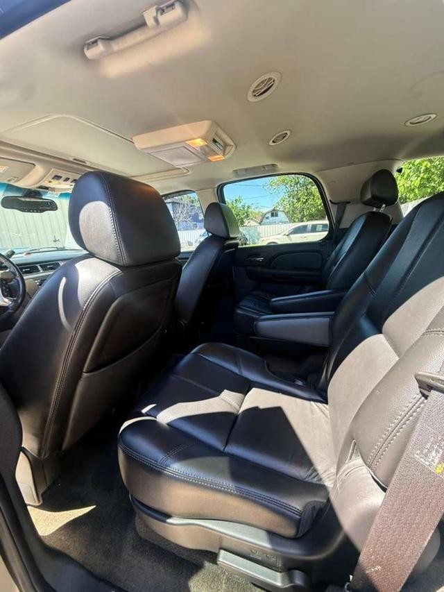 GMC Yukon Vehicle Full-screen Gallery Image 08