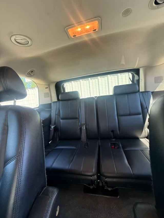 GMC Yukon Vehicle Full-screen Gallery Image 09