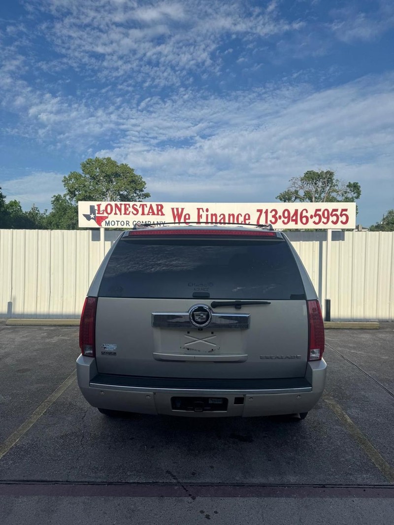 Cadillac Escalade Vehicle Full-screen Gallery Image 04