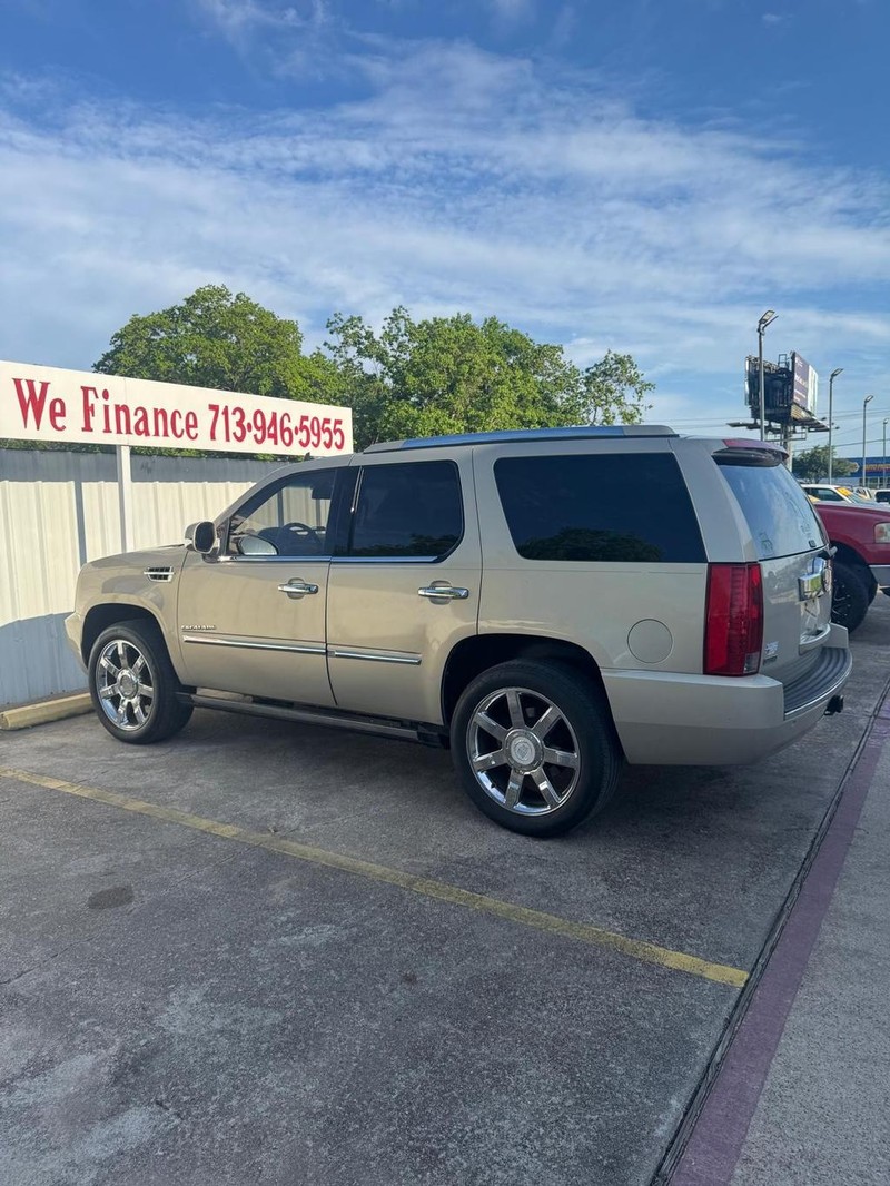 Cadillac Escalade Vehicle Full-screen Gallery Image 05